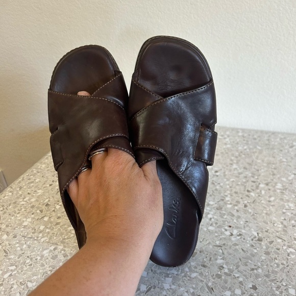 Clarks Womens 8 1/2 chocolate Brown Leather
Slides Wedge Sandals Open Toe Shoe - Picture 2 of 10